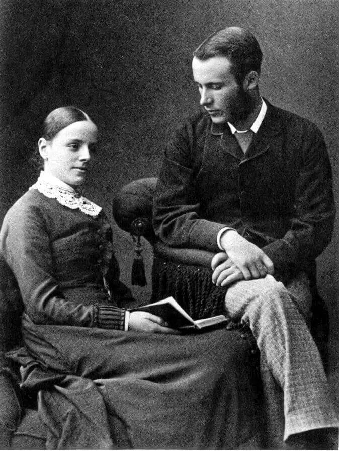 Charles Howard (1853 – 1928) and Helen Gertrude Bryan (1860 – 1917) lived at Combe Lodge