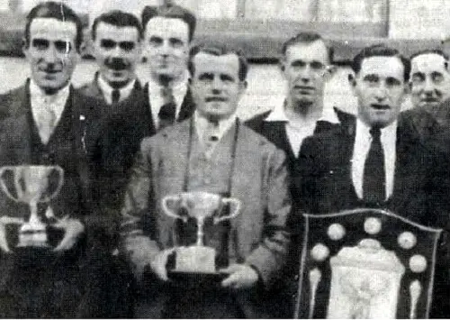 Frank Sumsion (1898 - 1960) centre was Captain of the Horseshoe skittle team, photo about 1935